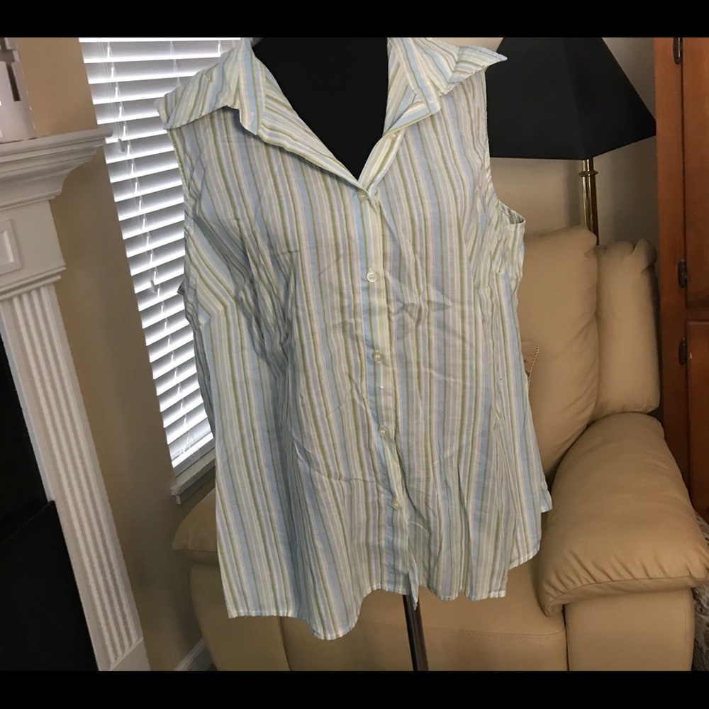Women’s slvless button front blouse.